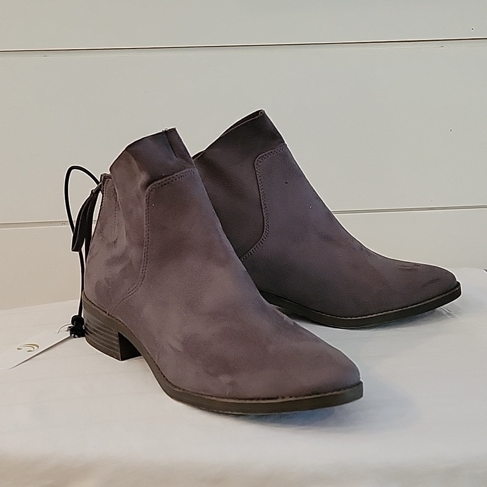 NWT Charming Charlie size 8 faux suede grey booties